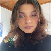 Français : Lyon, Diplômée d’un baccalauréat Littéraire, d’un Master 2 en Droit des affaires